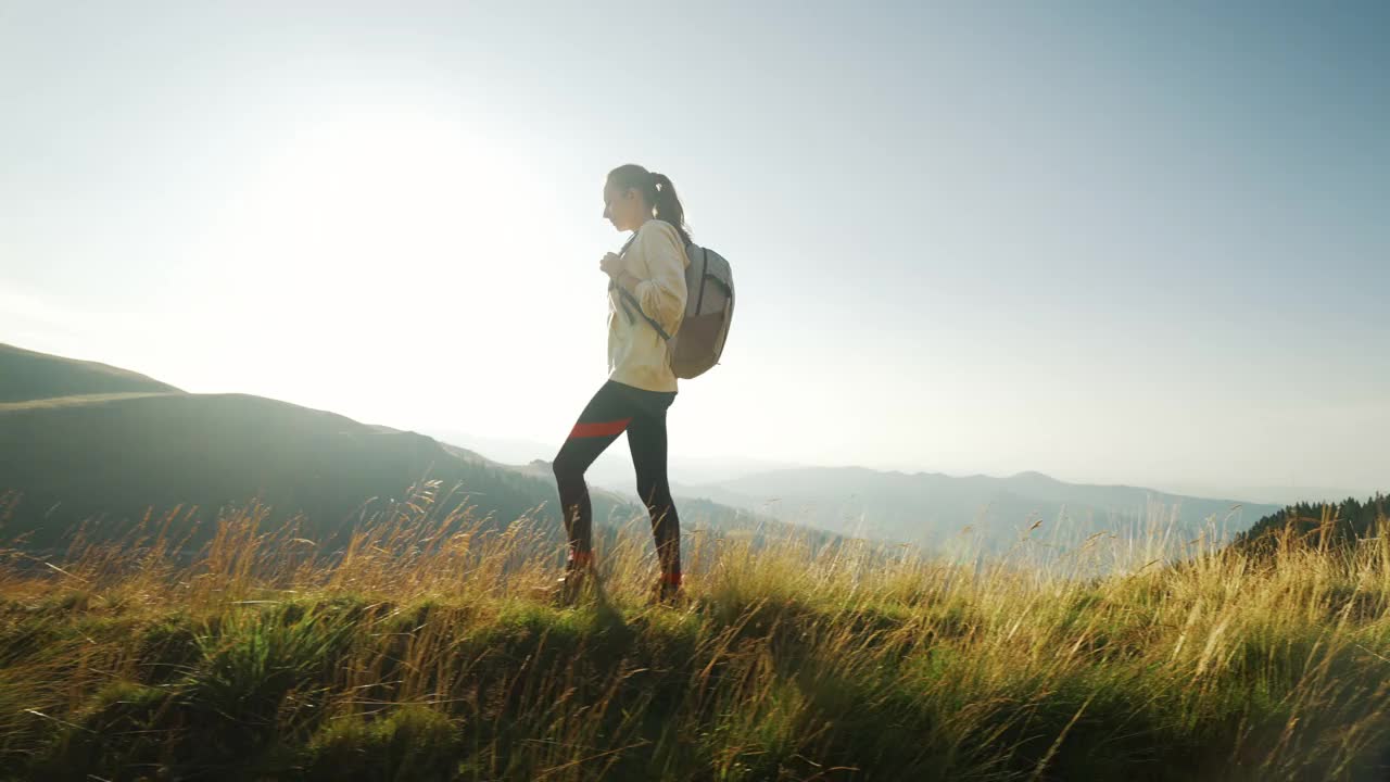 探索自然的女性徒步旅行者。视频素材