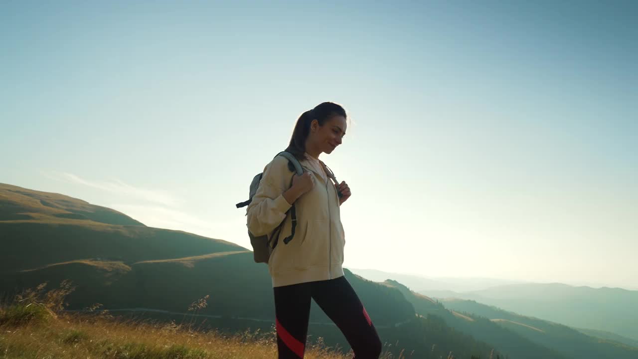 我喜欢在山上探险。视频素材