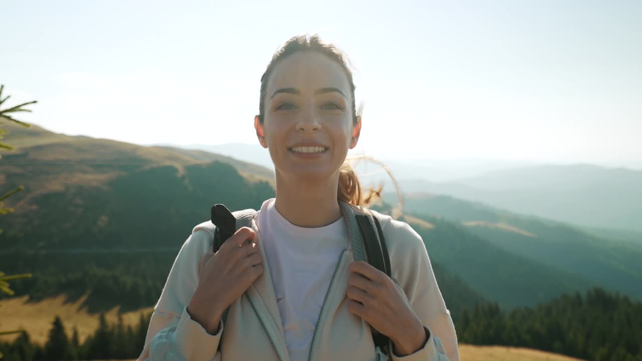 女徒步旅行者的肖像。视频素材