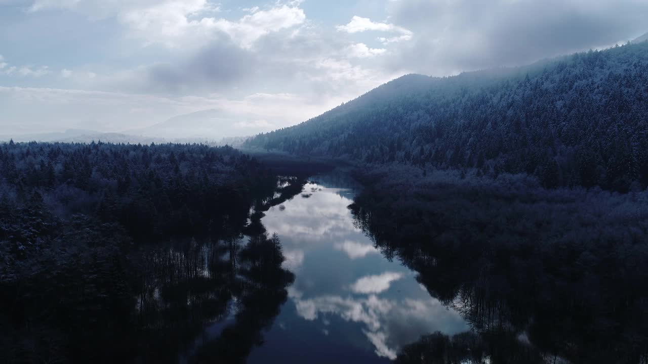 在冬天的早晨，无人机在山上河流上的观点视频素材