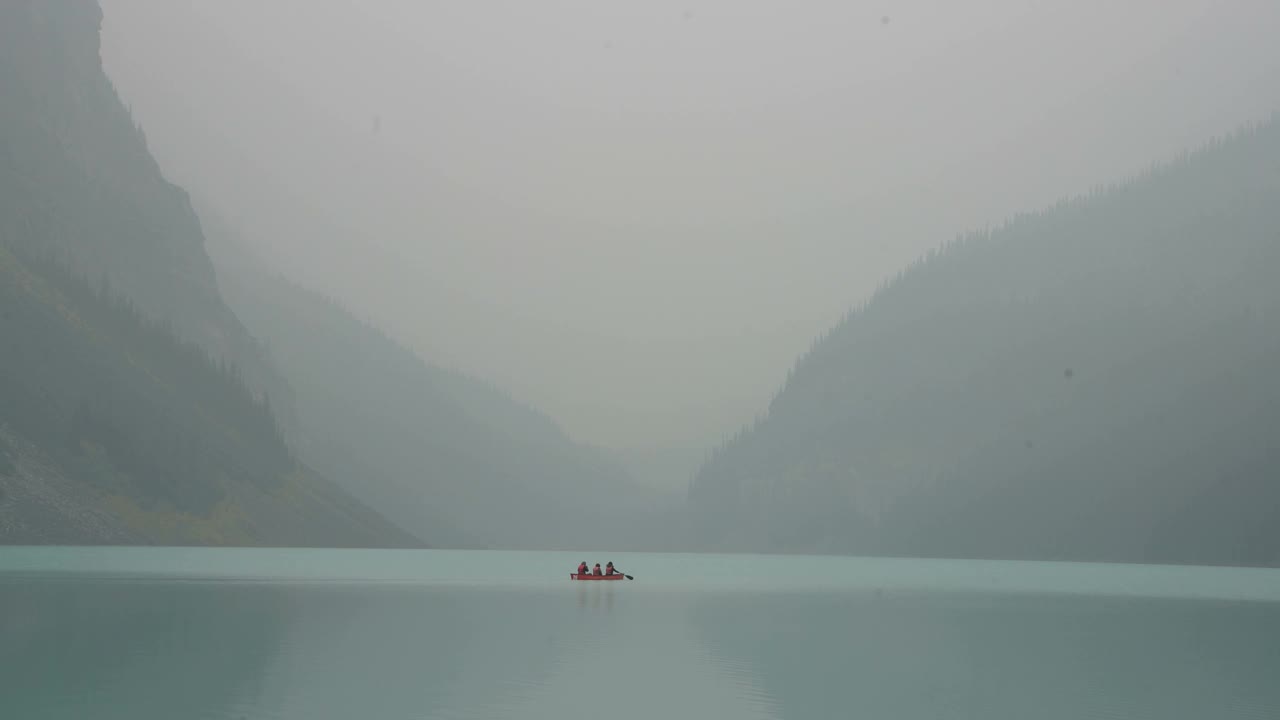 冰碛湖及山脉景观视频素材