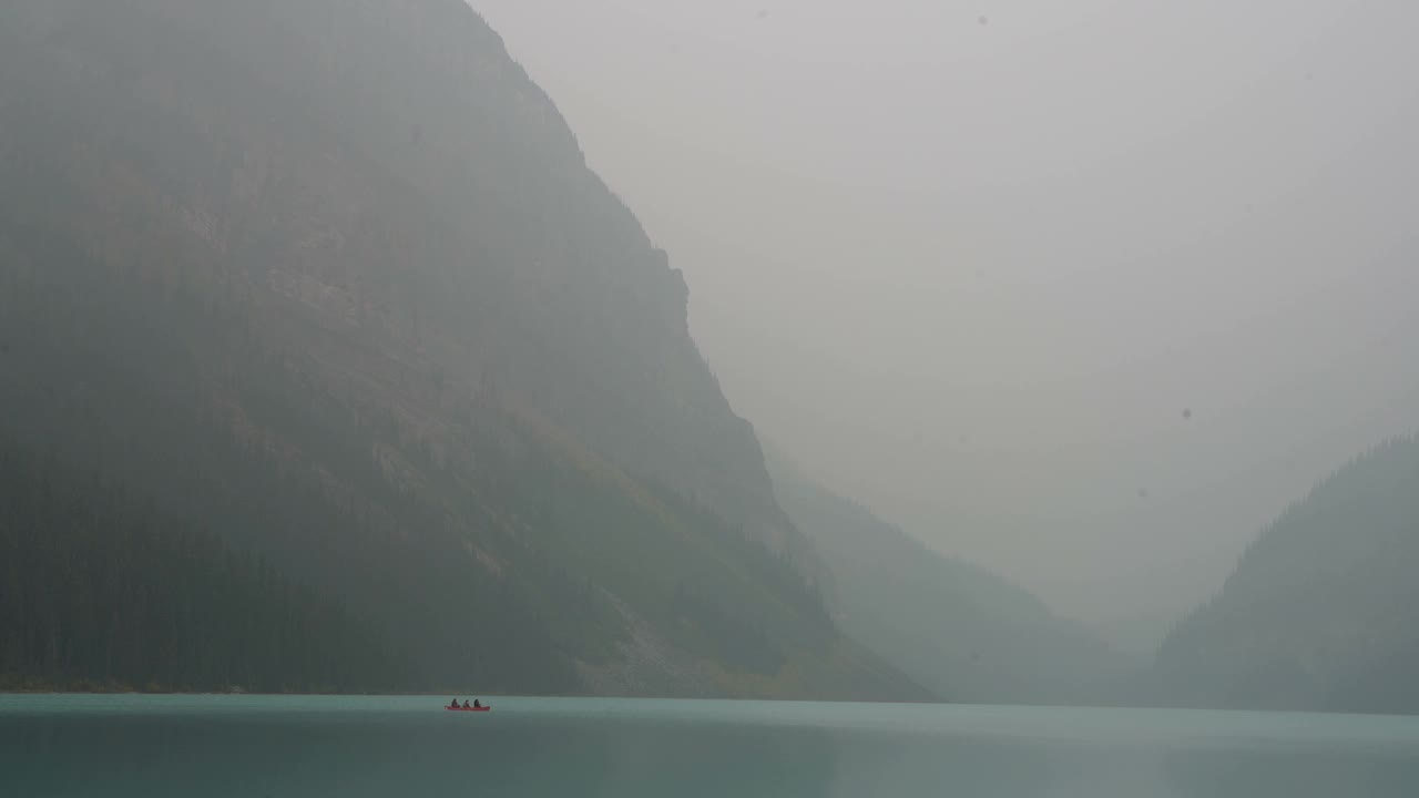 冰碛湖及山脉景观视频素材