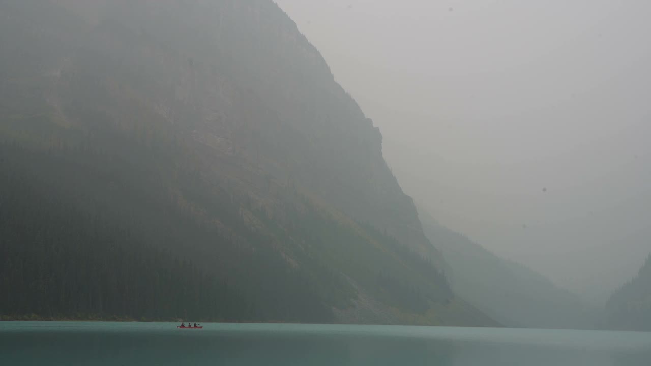 冰碛湖及山脉景观视频素材