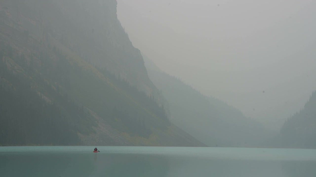 冰碛湖及山脉景观视频素材