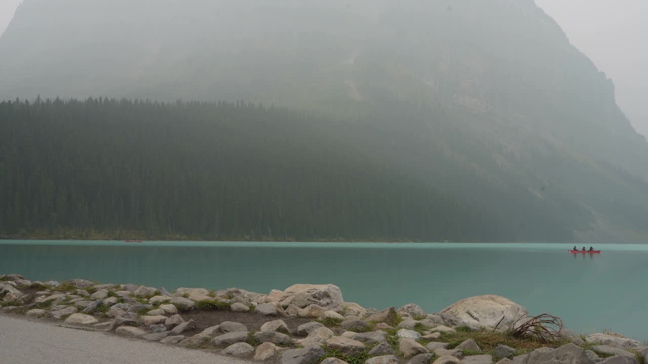 冰碛湖及山脉景观视频素材