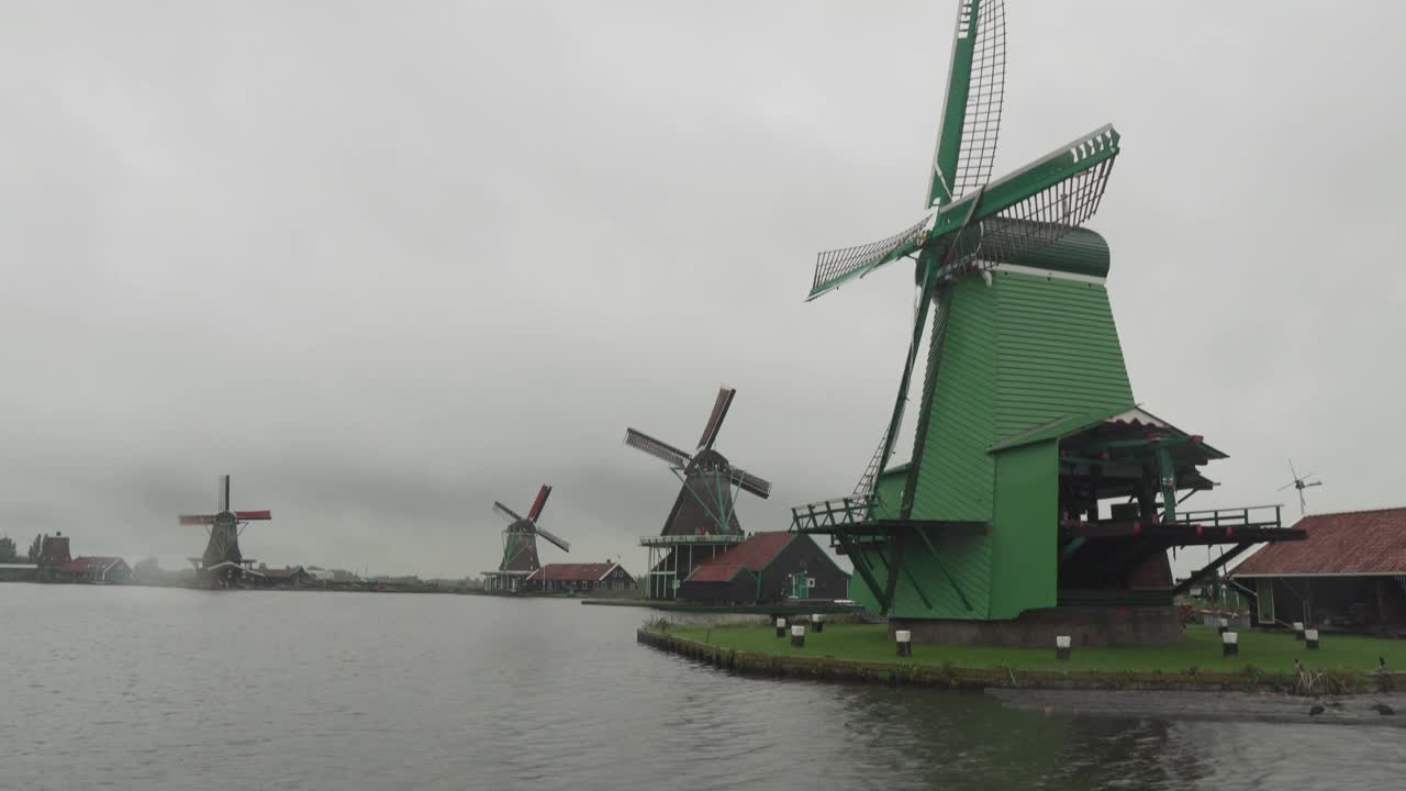 在荷兰的Zaanse Schans，当地的绿色风车在恶劣天气下停止工作视频素材