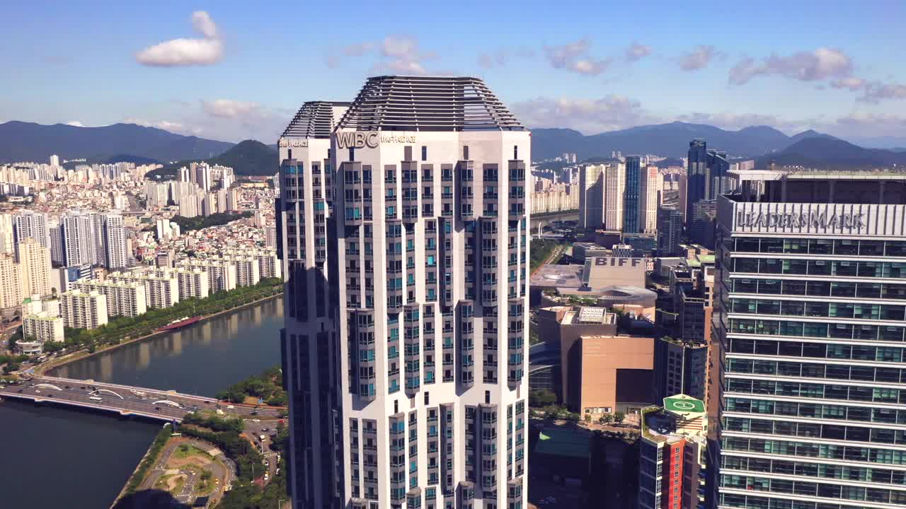 韩国釜山，海云台区，APEC Naru公园和釜山电影中心附近的市中心视频素材