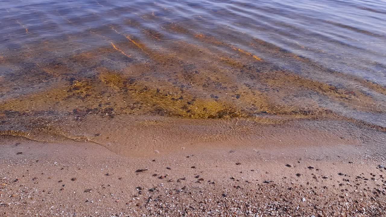 沙质海岸的一段，有轻微搅动的水边视频素材