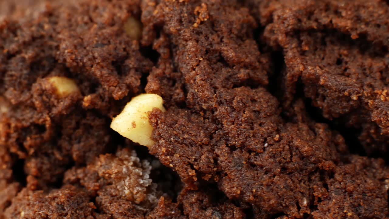 滑块巧克力片饼干的特写拍摄。食品饼干特写动作。视频素材