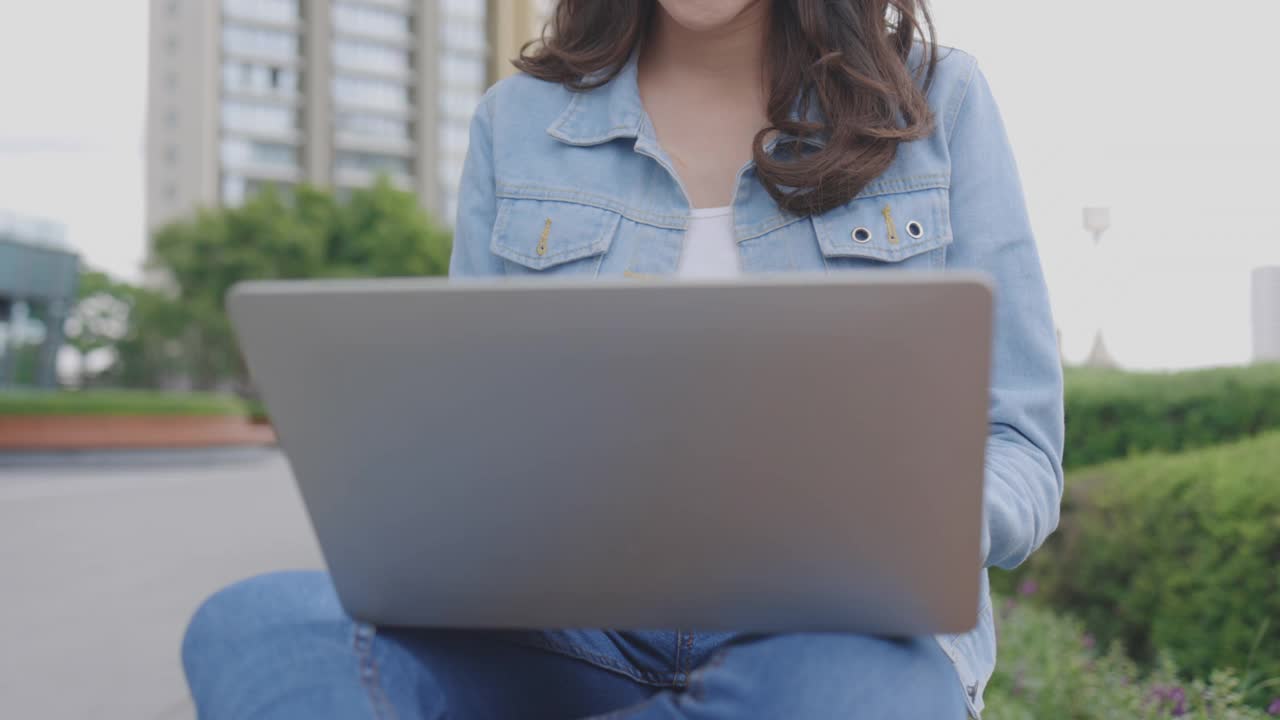 亚洲少年女子戴着耳机交谈，欢迎视频通话与笔记本电脑会议。研讨会与同事。使用视频会议应用视频通话虚拟交流。娱乐在线视频素材