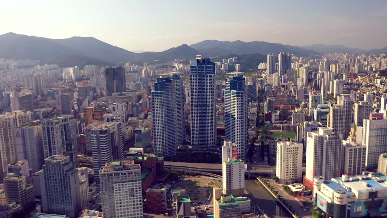 韩国釜山，南区，东川川和釜山银行附近的市中心视频素材