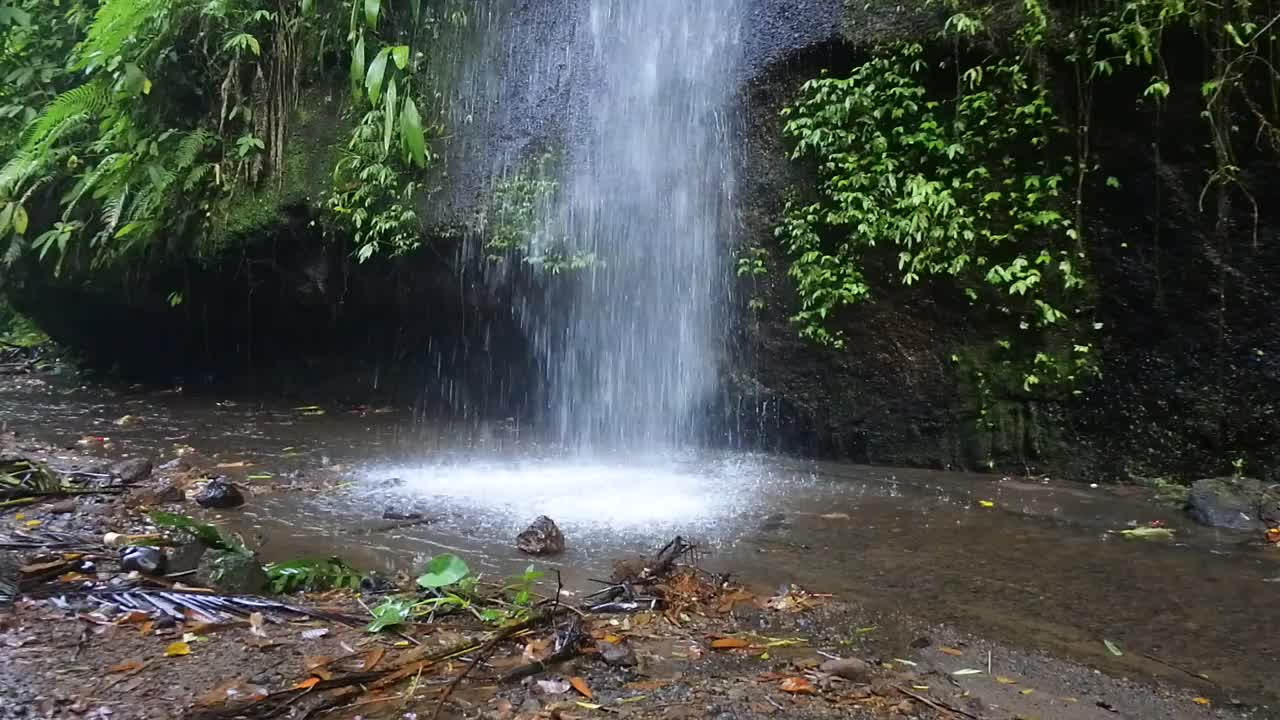 美丽的瀑布巴厘岛视频素材