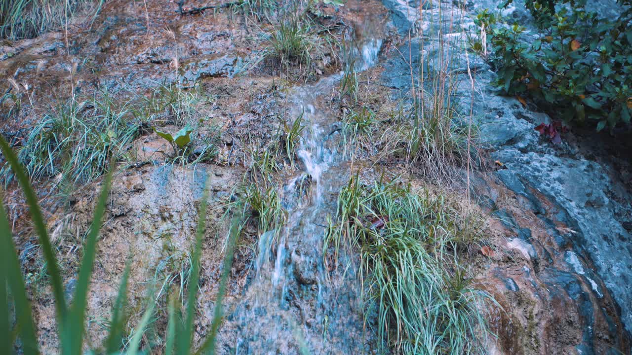 一条山间的小溪流缓缓地流过粘土视频素材