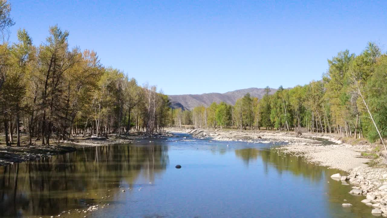 诗情画意的风景，清澈的蓝天，清澈的河流，郁郁葱葱的树木，峡谷。视频素材