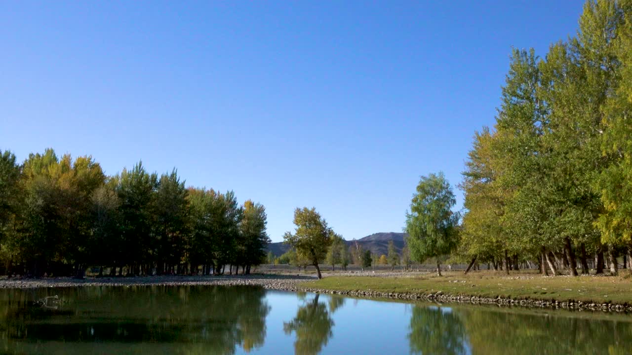 诗情画意的风景，清澈的蓝天，清澈的河流，郁郁葱葱的树木，峡谷。视频素材