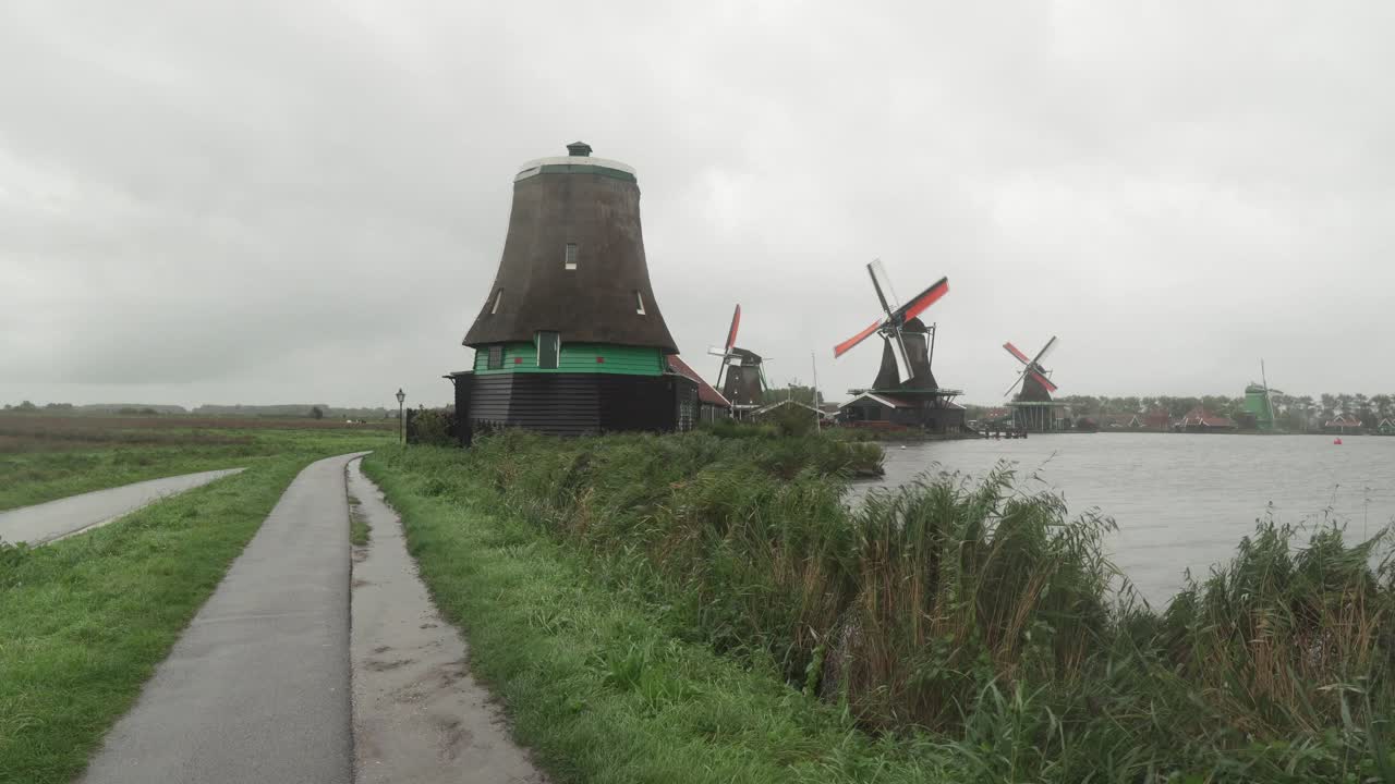 在荷兰Zaanse Schans，恶劣天气下，从步行道上看到当地的风车视频素材