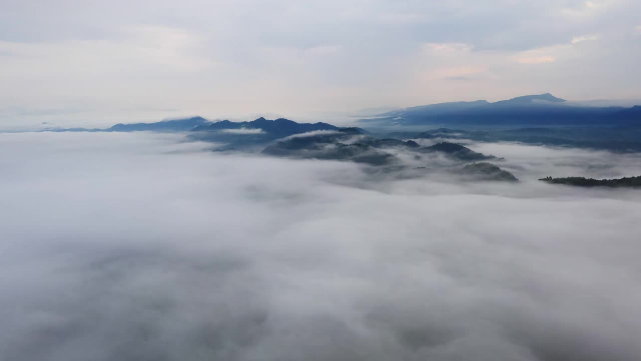 清晨日出时，山上有雾，视频素材