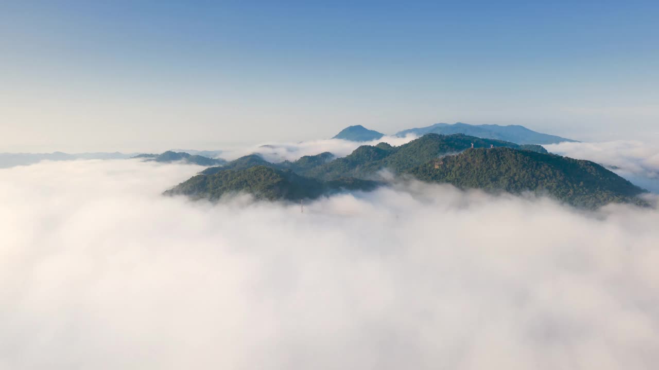 清晨日出时，山上有雾，视频素材