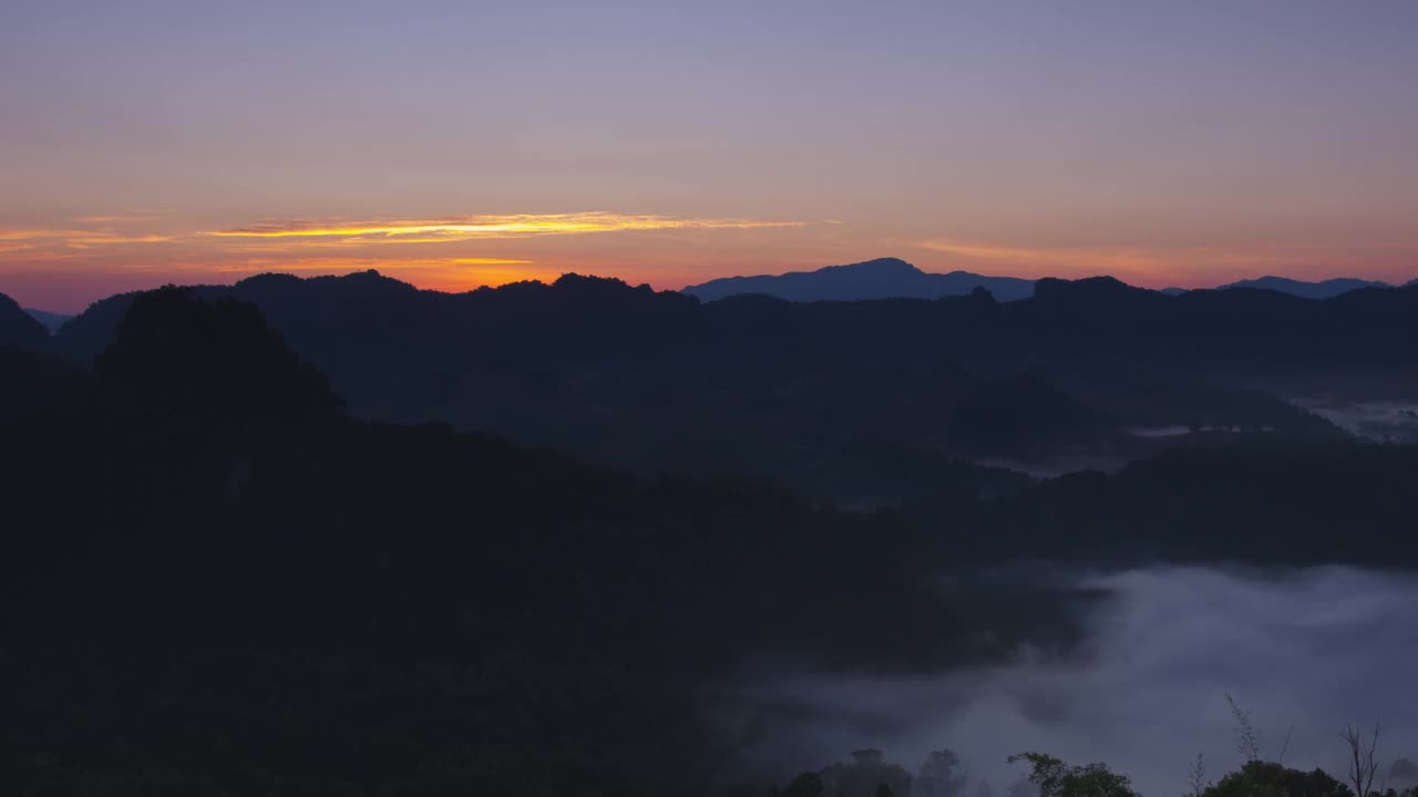 美丽的风景阳光与雾。视频素材