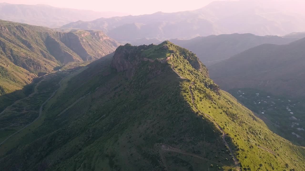 无人机在亚美尼亚外高加索著名的Smbataberd要塞上空平稳飞行，山谷美景尽在不言中视频素材