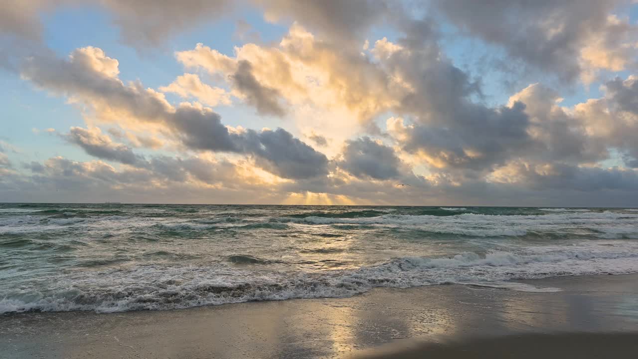 日落时海滩上的海浪视频素材