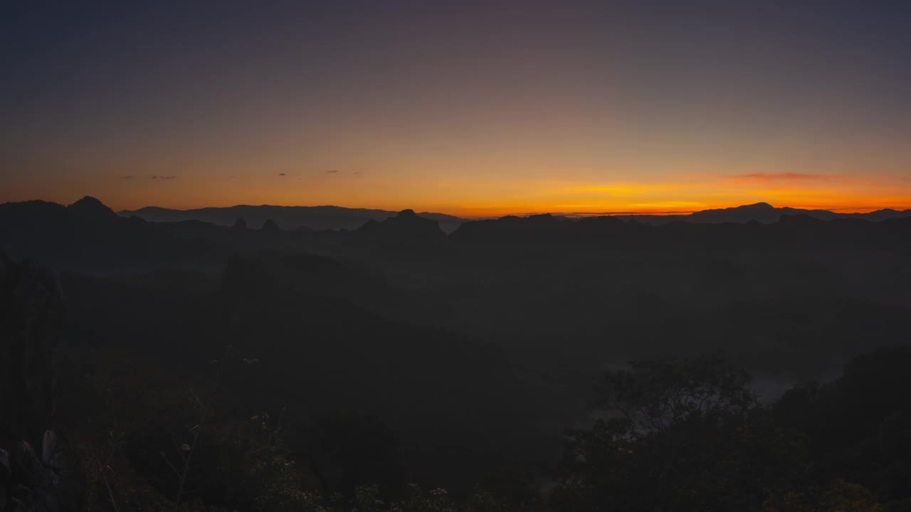 美丽的风景阳光与雾。视频素材