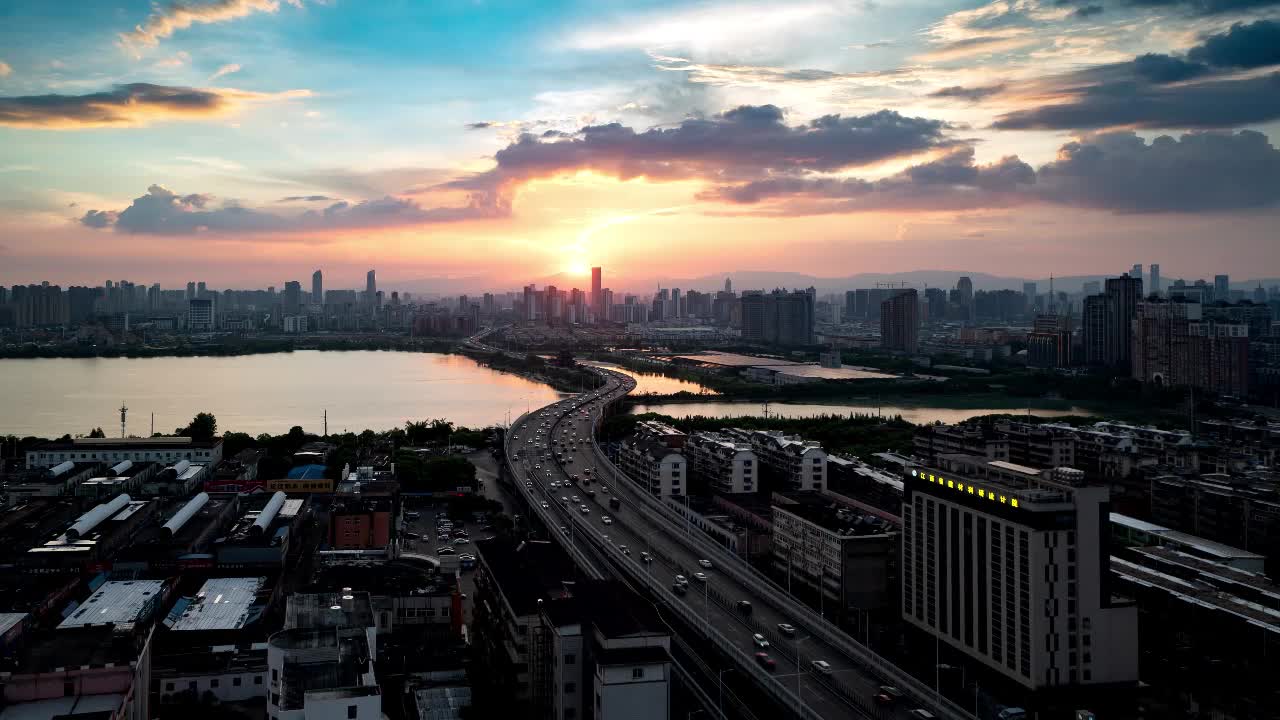 城市高速公路的轻轨视频素材