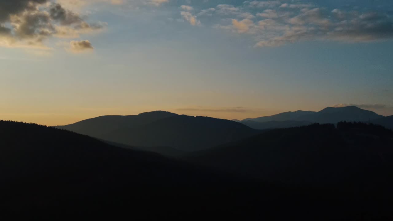 催眠和看到自然的概念。无人机拍摄的史诗和鼓舞人心的风景高山在平静的日落或黄昏与美丽的阳光泄漏和光束进入框架视频素材