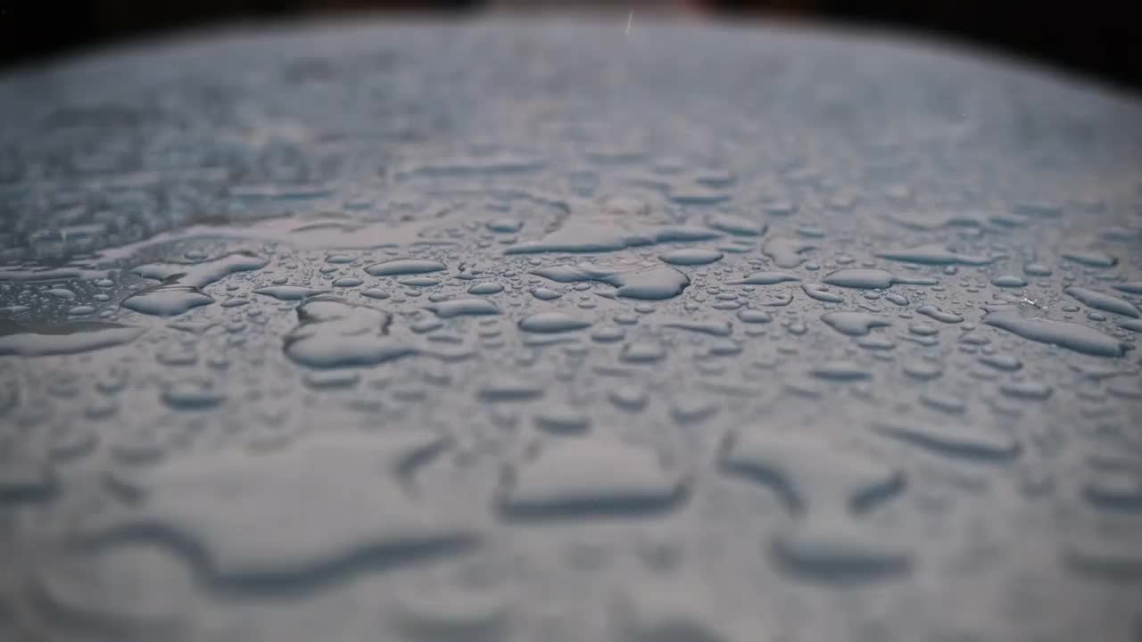 雨滴落在车上视频素材