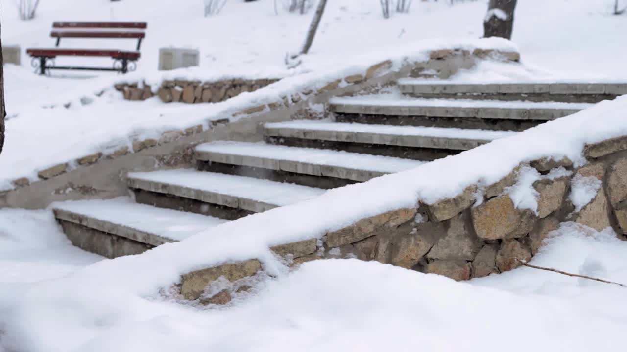 冬季公园下雪，砌体楼梯上积着雪视频素材