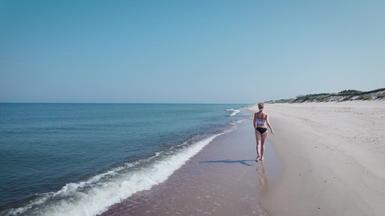 鸟瞰图。一个穿着泳衣的美女在波罗的海岸边视频素材