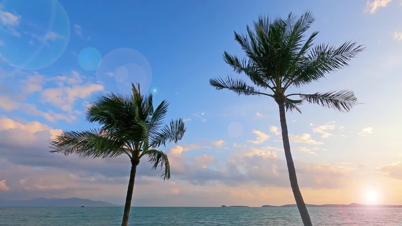 散景太阳光线在日出天空中闪耀，越过大海视频素材