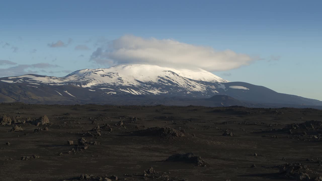 冰岛，从空中俯瞰靠近高山/高地的岩石景观视频素材