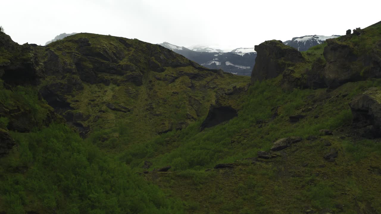 鸟瞰岩石景观附近的山/ Hvolsvollur，波斯莫克，冰岛视频素材