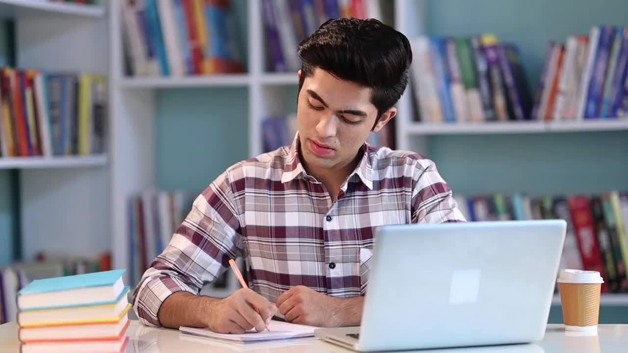 学生在图书馆视频素材