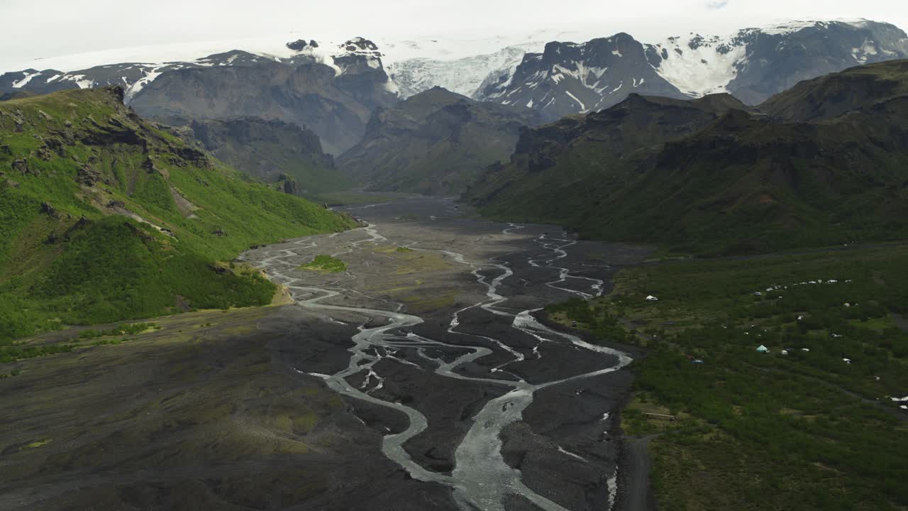 鸟瞰蜿蜒的河流在山区景观/ Hvolsvollur，波斯莫克，冰岛视频素材