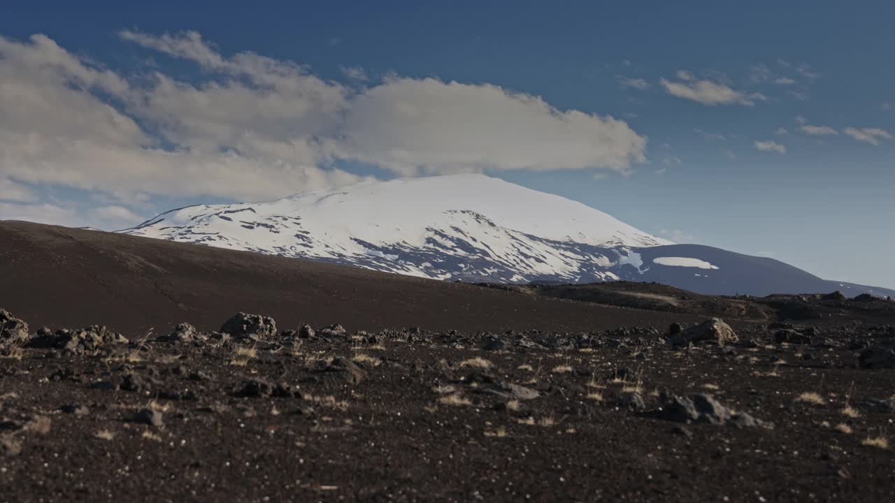 在冰岛山脉附近，云层穿过岩石的时间流逝视频素材