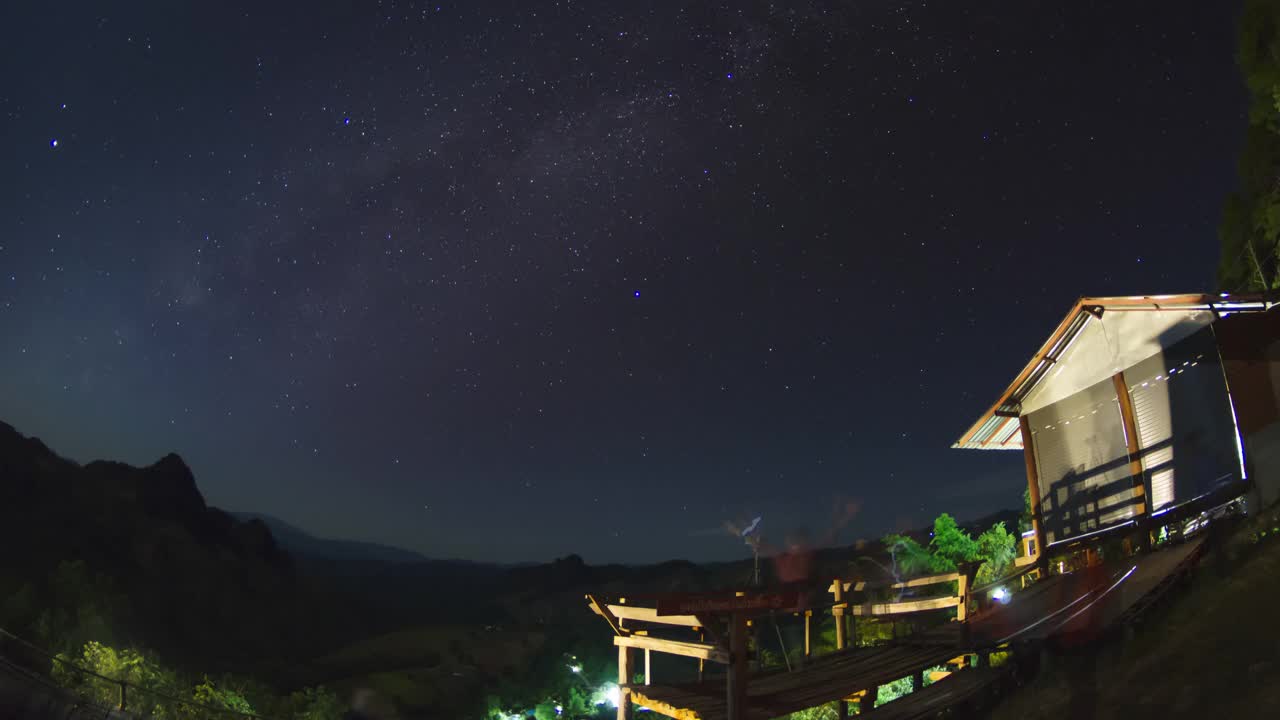 美丽的时光流逝在夜晚，荡漾怀熙视频素材