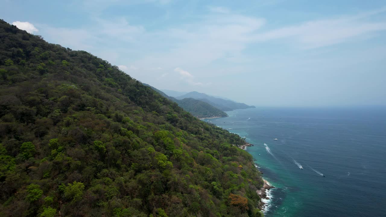 墨西哥海岸线上森林覆盖的山脉视频素材