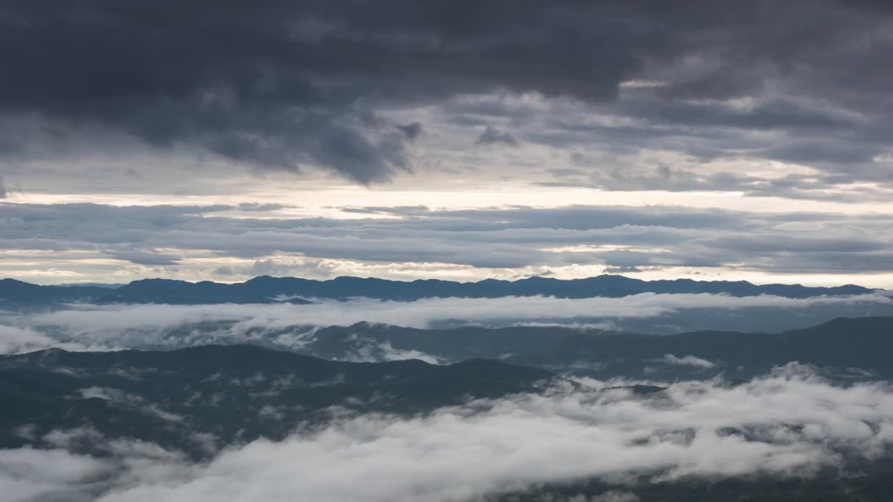 美丽风景清晨雾，黎明南江观景。视频素材