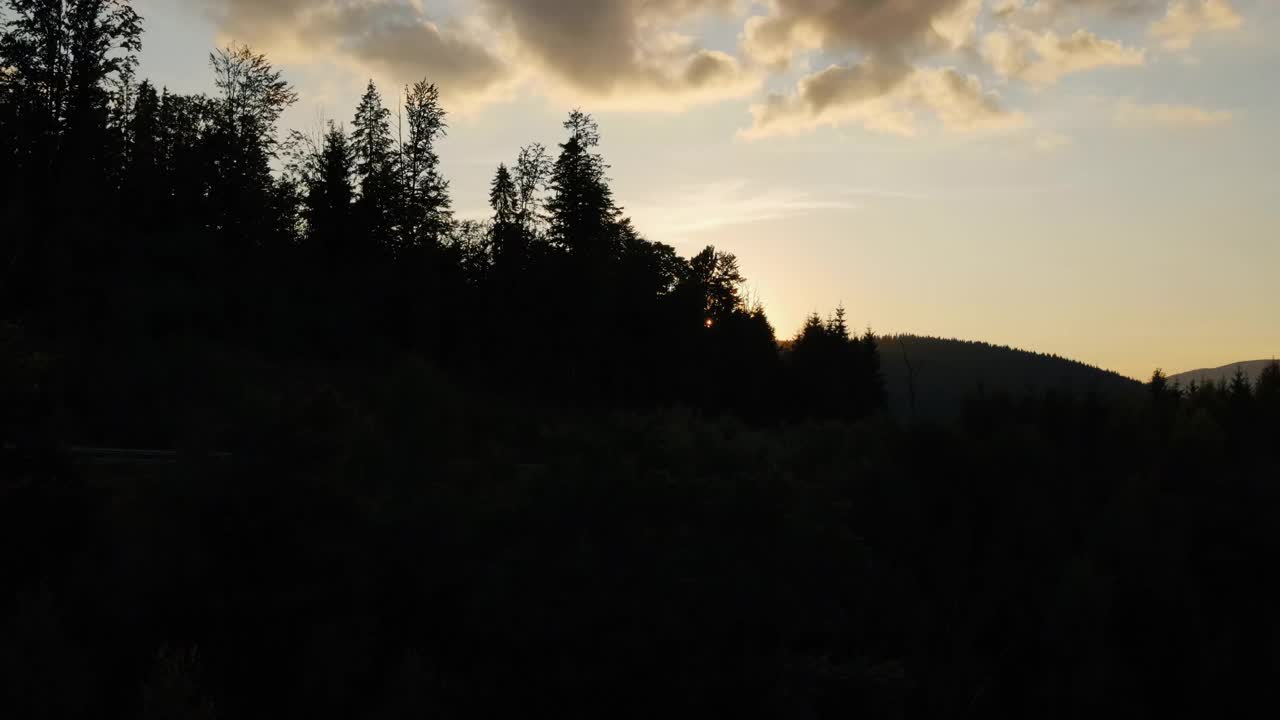 令人惊叹的惊人和鼓舞人心的旅行和冒险风景小山路蜿蜒在山在日落或日出。旅行目的地的概念视频素材