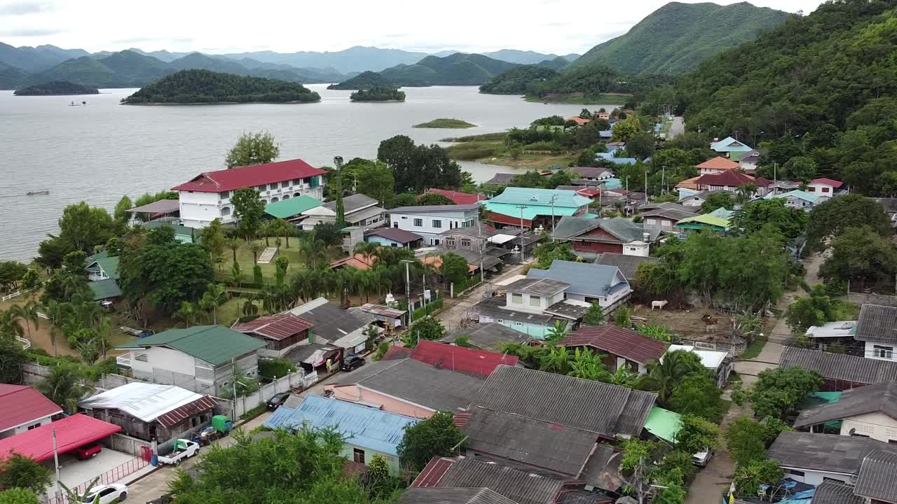 Petchaburi小镇上空被无人机击落视频素材