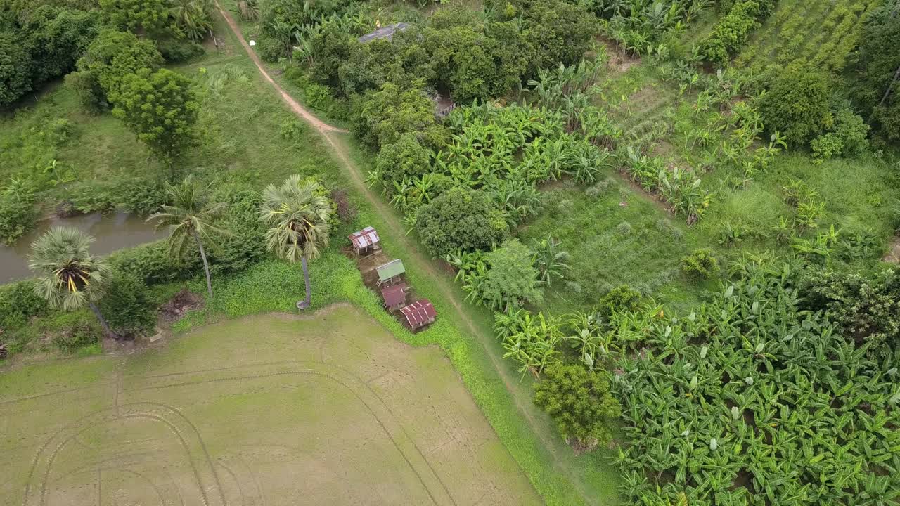 Petchaburi小镇上空被无人机击落视频素材