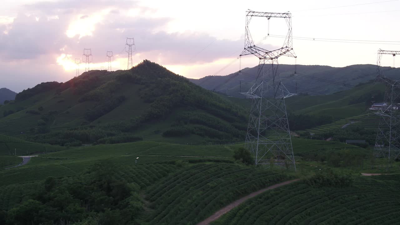 日落时的高压电杆视频素材