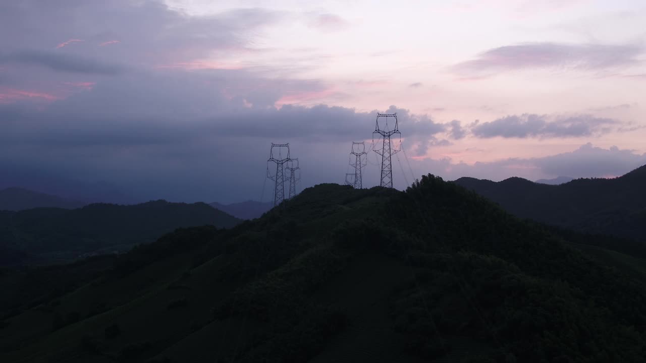 日落时的高压电杆视频素材