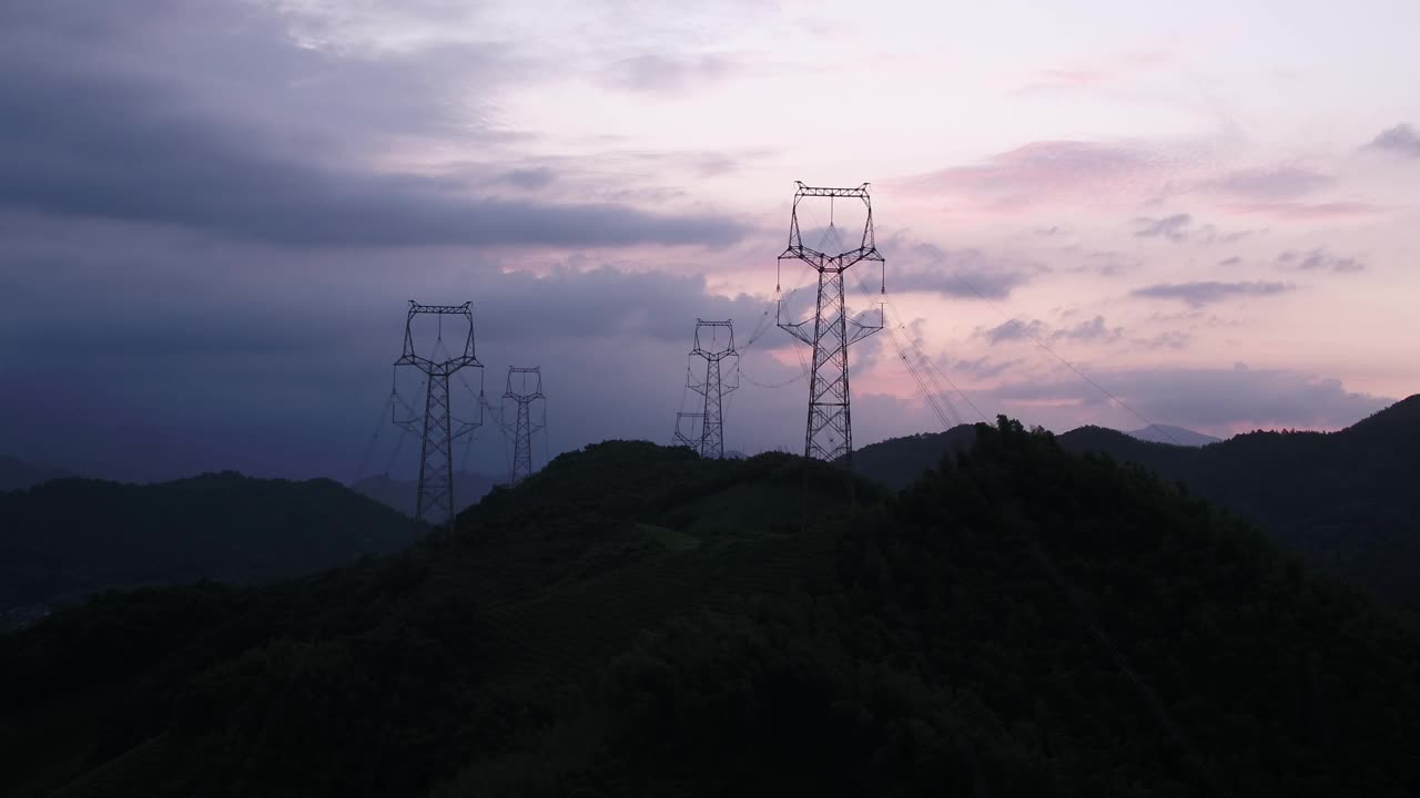 日落时的高压电杆视频素材