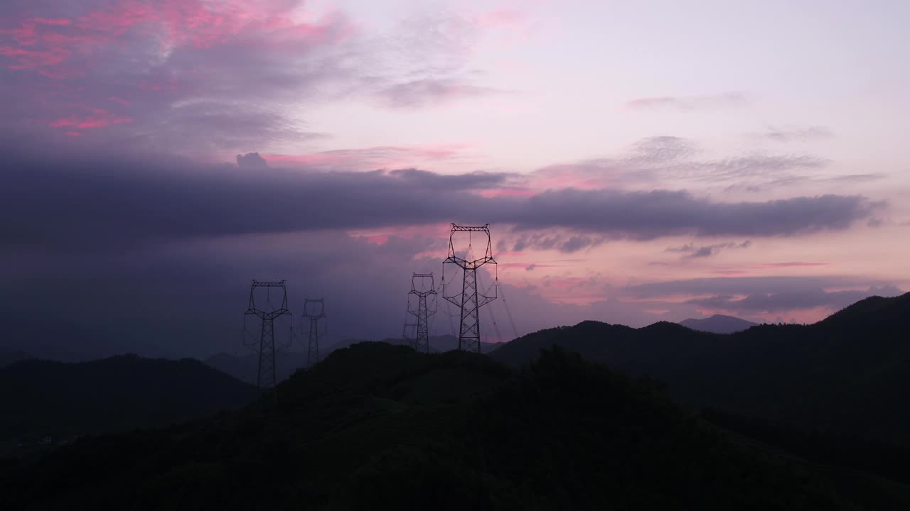 日落时的高压电杆视频素材