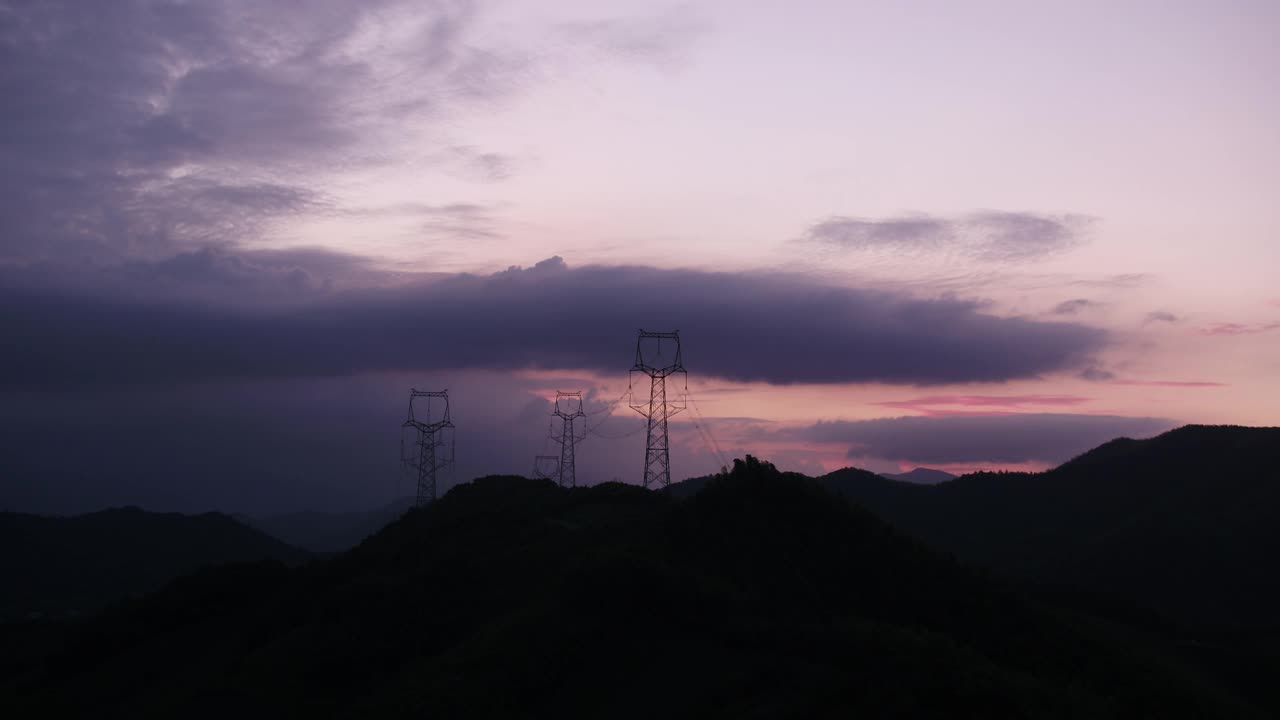 日落时的高压电杆视频素材