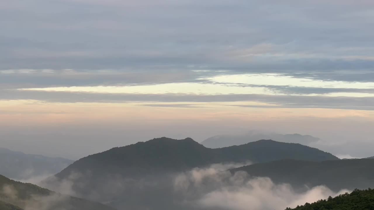 日出前后云雾缭绕的美丽山景视频素材