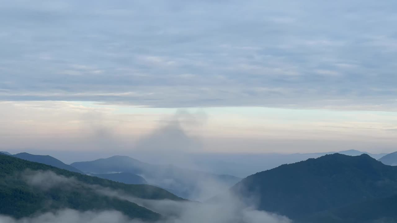 日出前后云雾缭绕的美丽山景视频下载